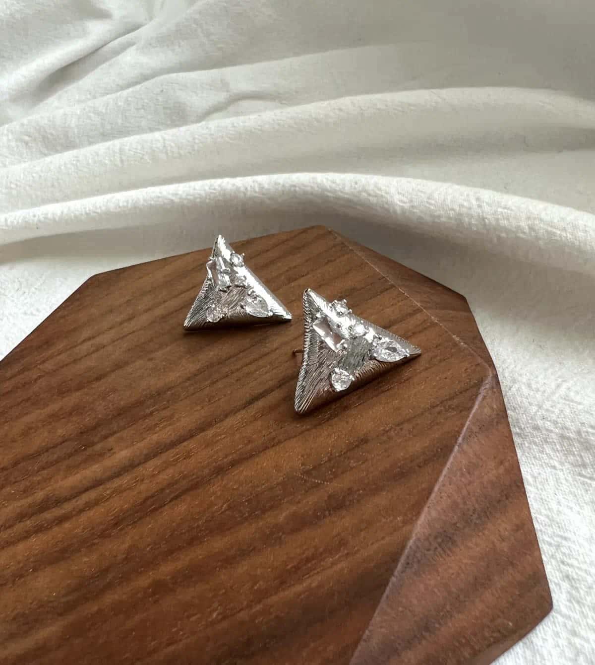 2：精緻金屬拉紋線條與馬眼形圓形閃耀鋯石低敏耳針細節特寫