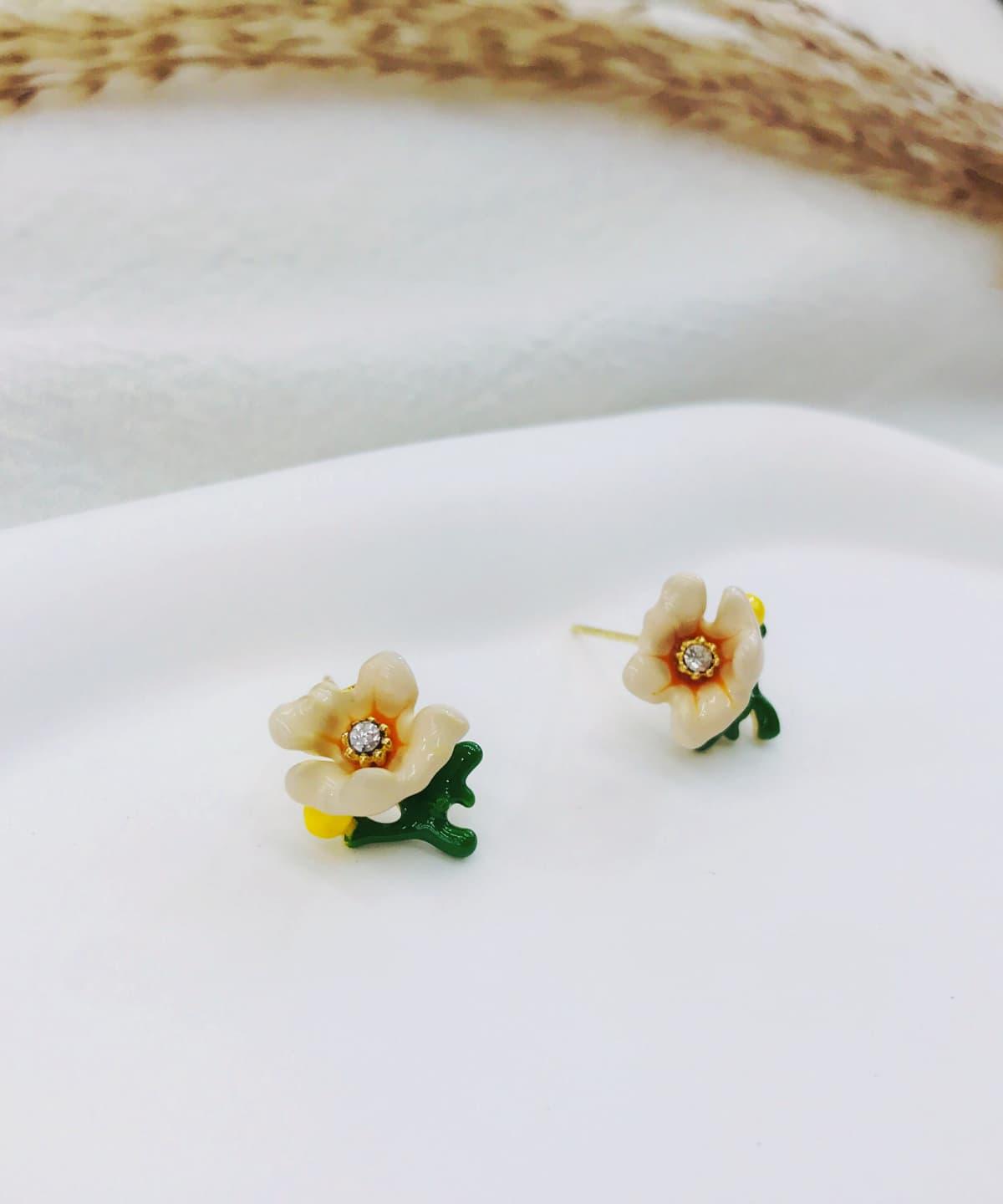 日系文青童趣風格奶油白冷釉花朵貼耳耳飾