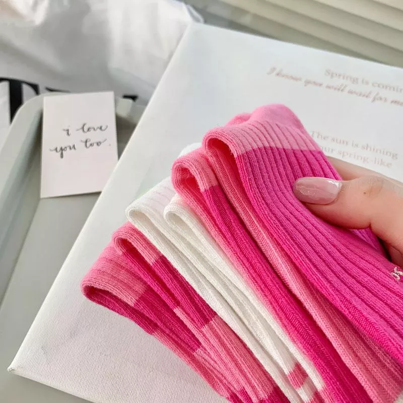 ins多巴胺少女感刺繡中筒襪