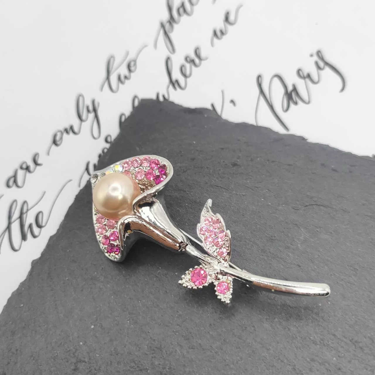 【超值配件99】漫步花海 漸變粉鑽海芋珍珠胸針