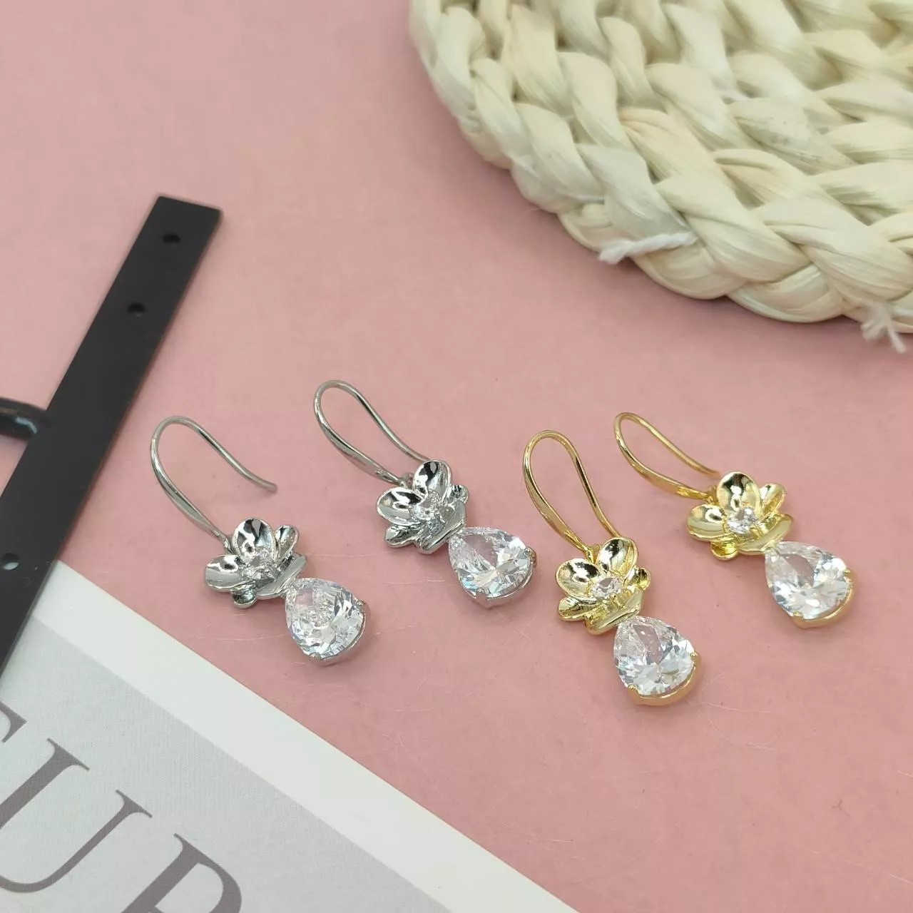氣質小花水滴鋯石耳環｜優雅甜美日常款