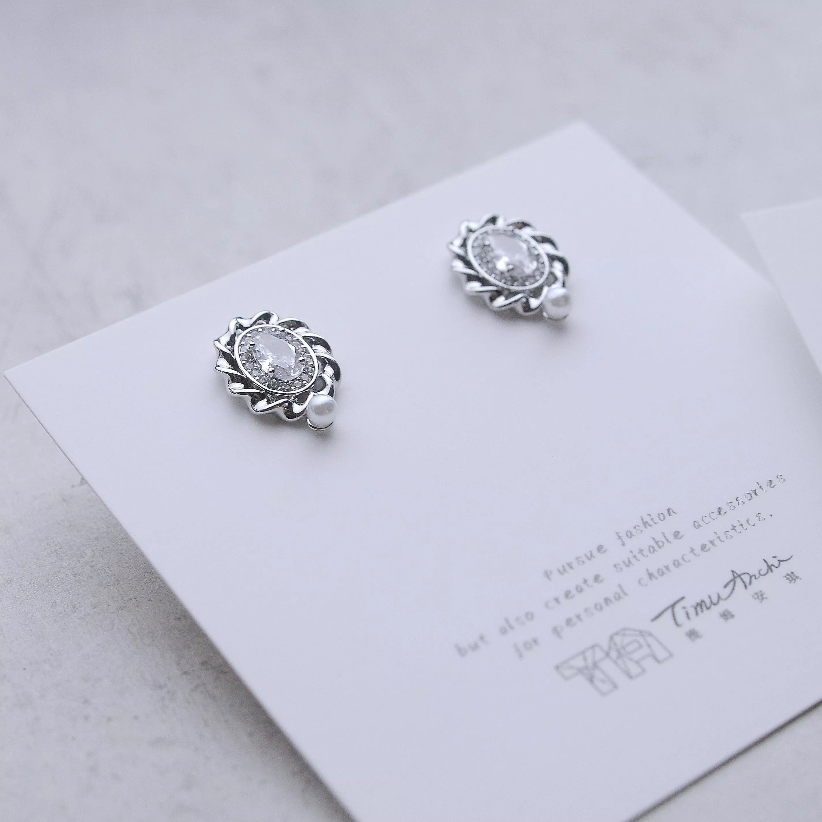 精緻滿鑲橢圓耳環