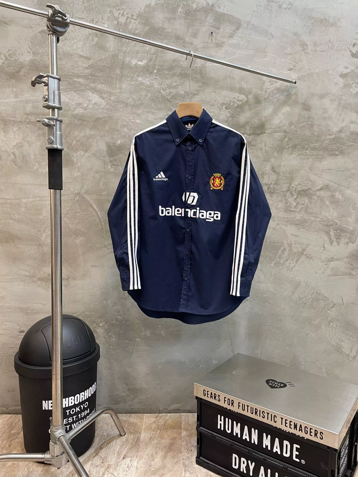 2023FW新款 BLCG 巴黎世家 阿迪達斯聯名三條槓 （正確寬鬆版型） 胸前logo曼聯長袖襯衫