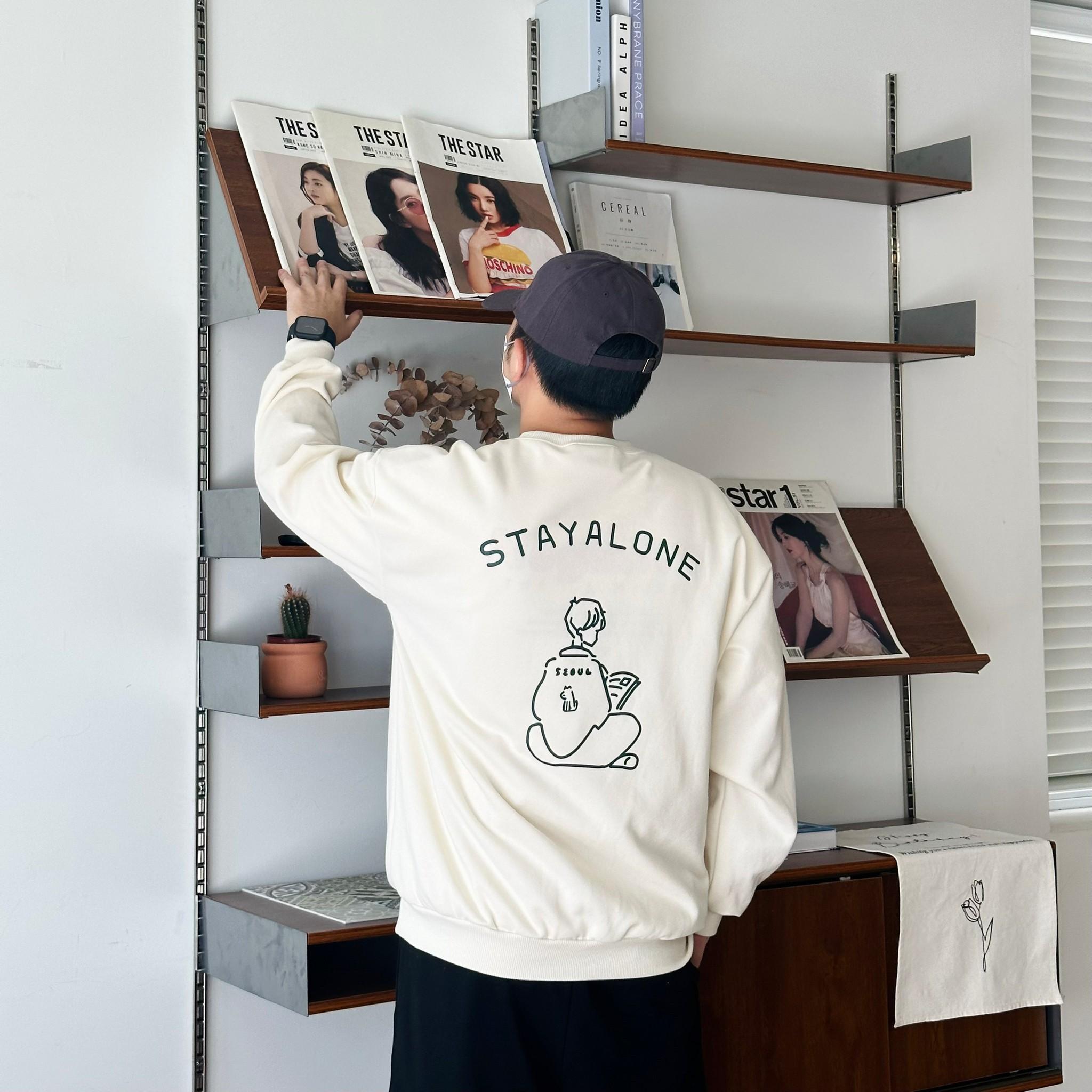𝐋𝐢𝐟.𝐬𝐞𝐥𝐞𝐜𝐭 預購│韓國STAYALONE蹲坐少年刷毛大學T