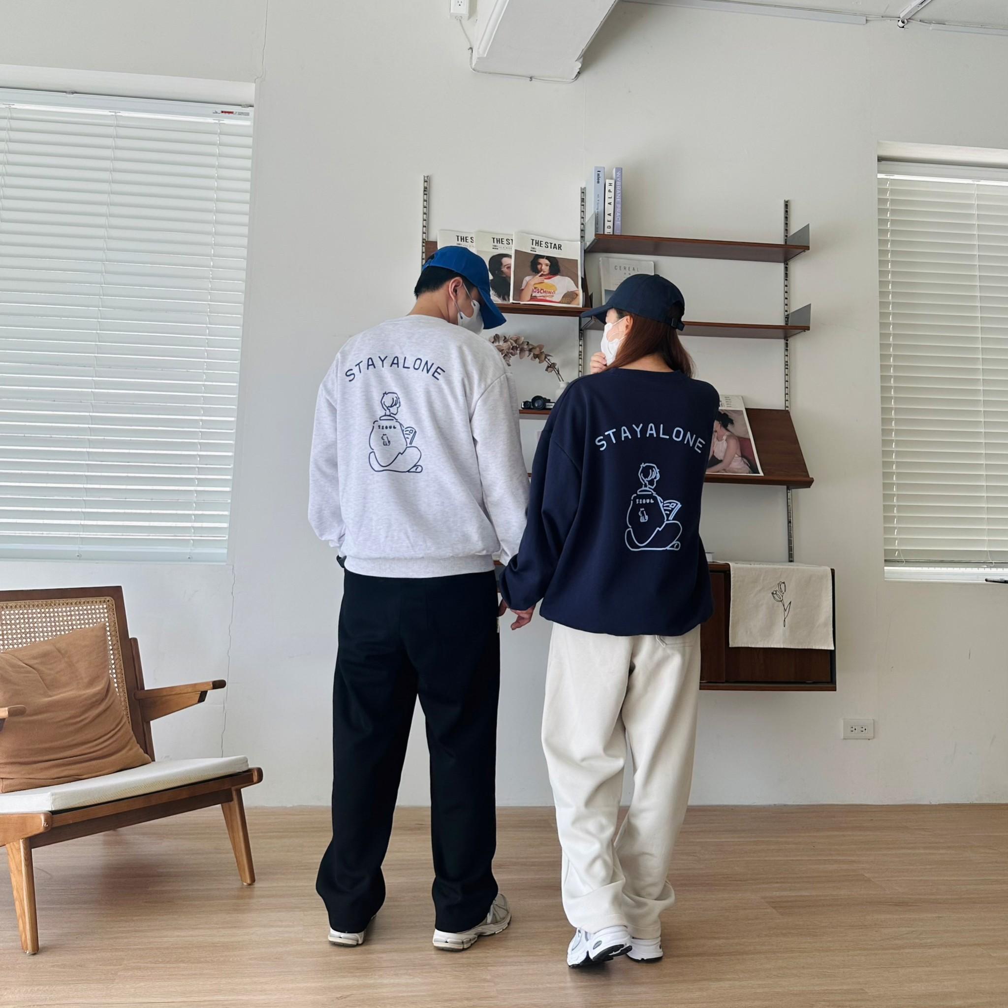 𝐋𝐢𝐟.𝐬𝐞𝐥𝐞𝐜𝐭 預購│韓國STAYALONE蹲坐少年刷毛大學T