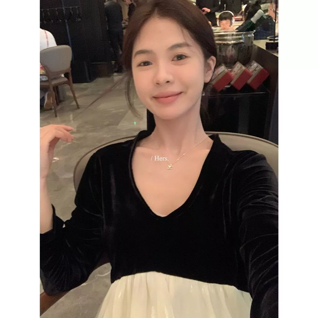 豬豬貓【Hers】簡約貴氣精緻感絲絨V領千金小衫