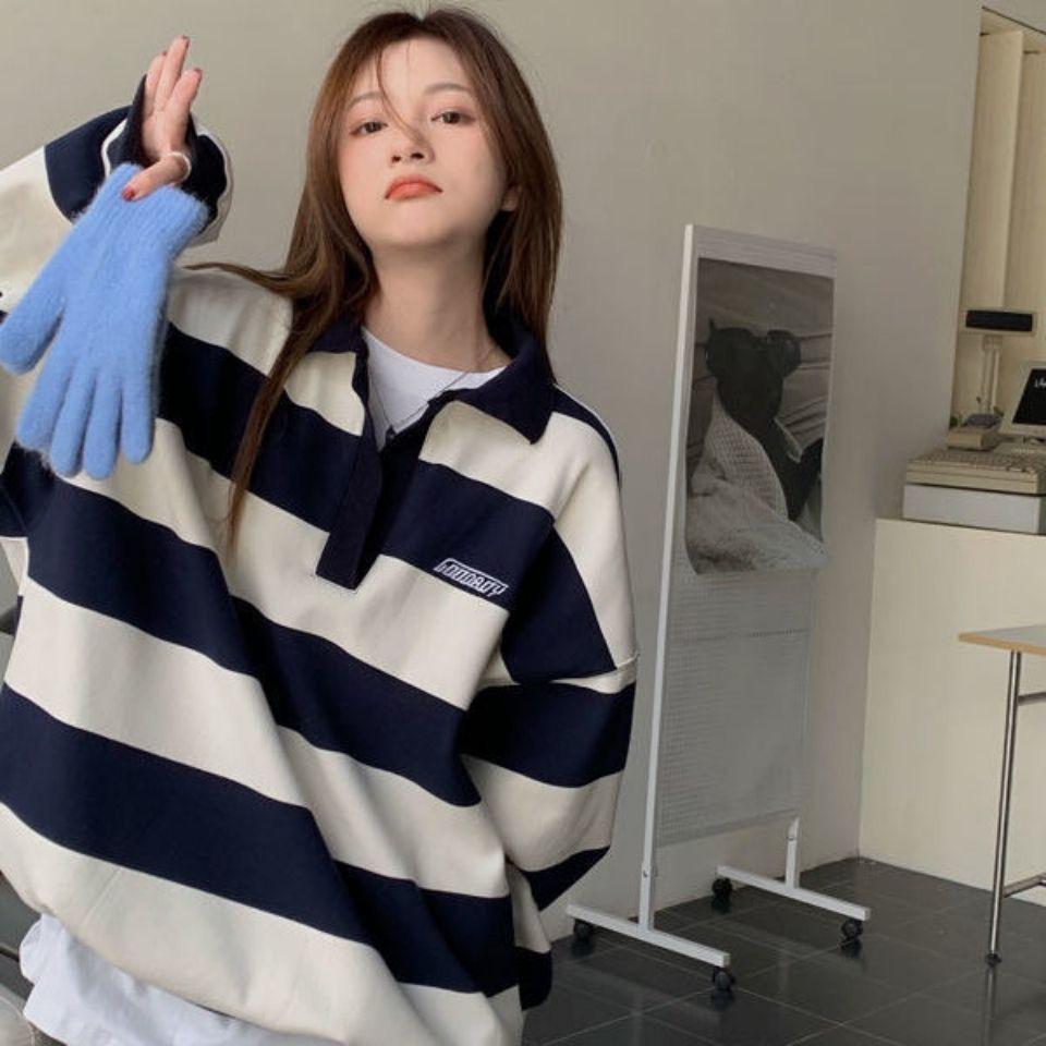 【JA】英倫 橫條紋 復古刺繡 開Ｖ領 寬鬆POLO衫