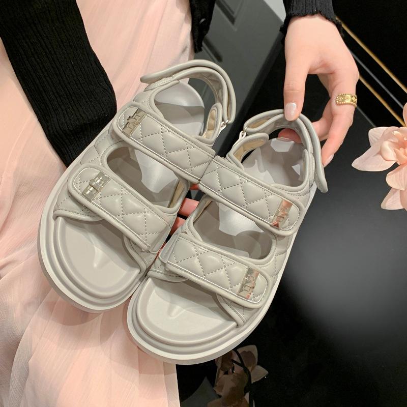 DANDT 寬腳也能穿舒適顯高厚底2023夏中跟圓頭寬松菱格魔術貼休閒涼鞋女(23 JUN BSH) 歐美女鞋