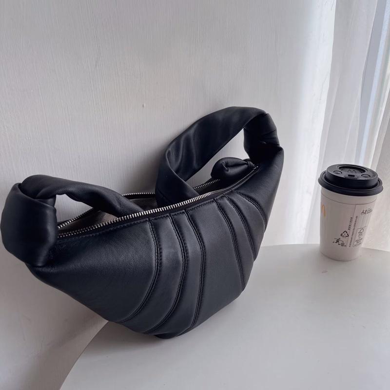 DANDT超輕百搭單品~慵懶隨性~軟糯全羊皮可頌包斜跨真皮牛角包女包(23 JULY THU) 歐美包款