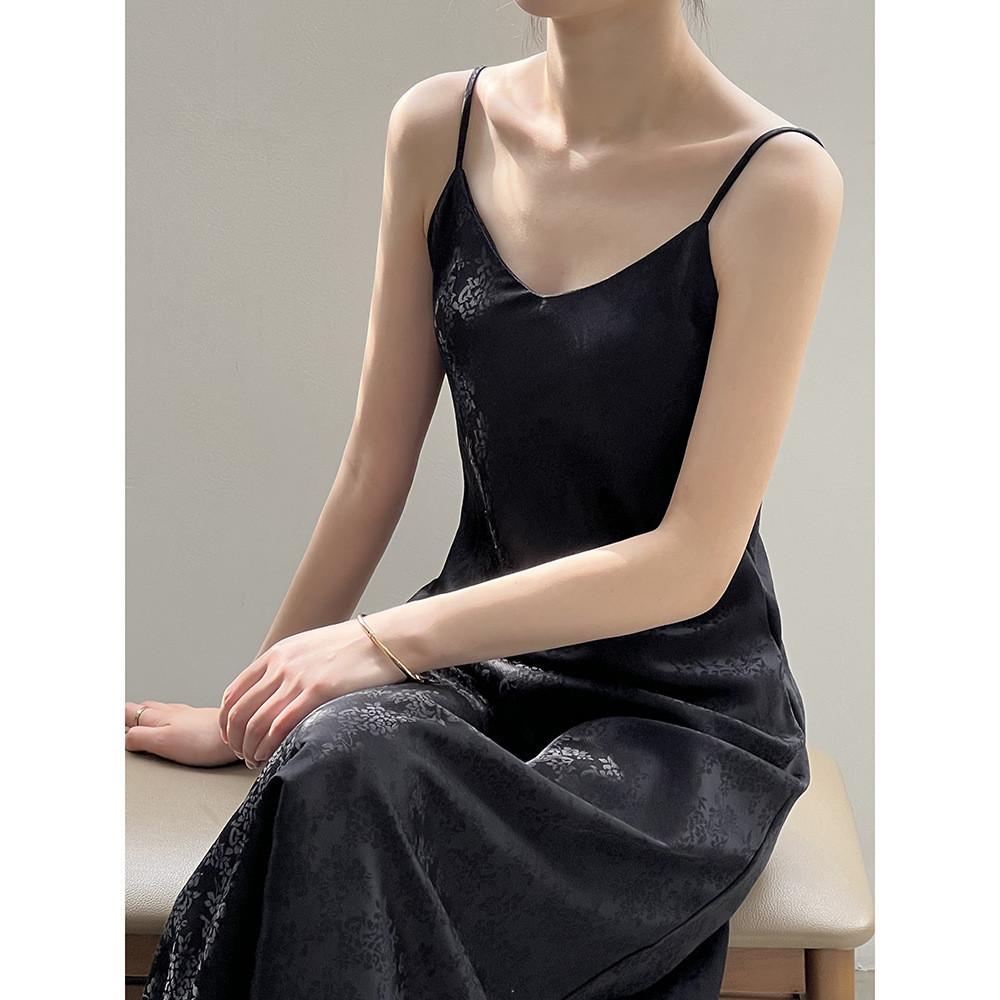 DANDT 新中式國風提花V領吊帶連衣裙女 2024春夏緞面垂感長裙80950(24 APR Ian) 歐美服飾