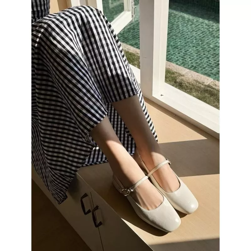 低跟涼鞋DANDT潮流挖空一字帶低跟涼鞋（25 MAR WXY 1511-3）同風格請在賣場搜尋華流女鞋