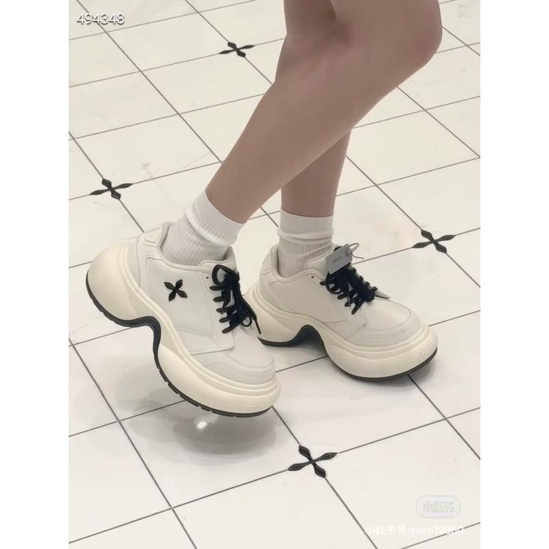 真皮休閒鞋DANDT時尚牛皮網面浮雕設計馬蹄跟比例休閒鞋（25 MAR LUC)同風格請在賣場搜尋-外銷女鞋