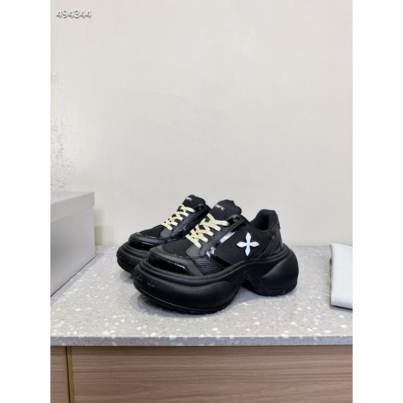 真皮休閒鞋DANDT時尚牛皮網面浮雕設計馬蹄跟比例休閒鞋（25 MAR LUC)同風格請在賣場搜尋-外銷女鞋