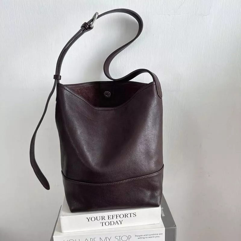 DANDT 越盤越爆漿~簡約休閒~頭層胎牛皮水桶包大容量包單肩包(23 JULY THU) 歐美包款