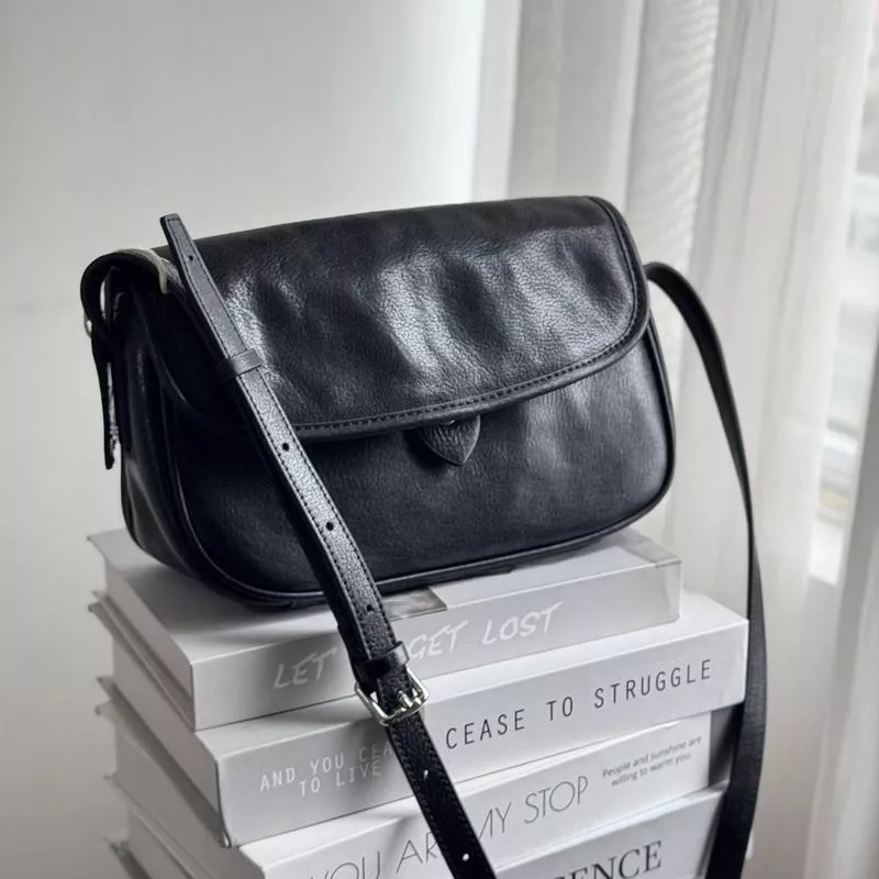 DANDT 可盤可養真皮~復古頭層植鞣頭層牛皮斜跨包翻蓋小方包(23 JULY THU) 歐美包款