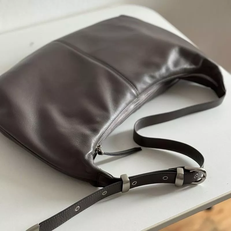 DANDT 軟軟糯糯真皮包~休閒簡約頭層牛皮包腋下包大容量單肩包斜跨女包(23 JULY THU) 歐美包款