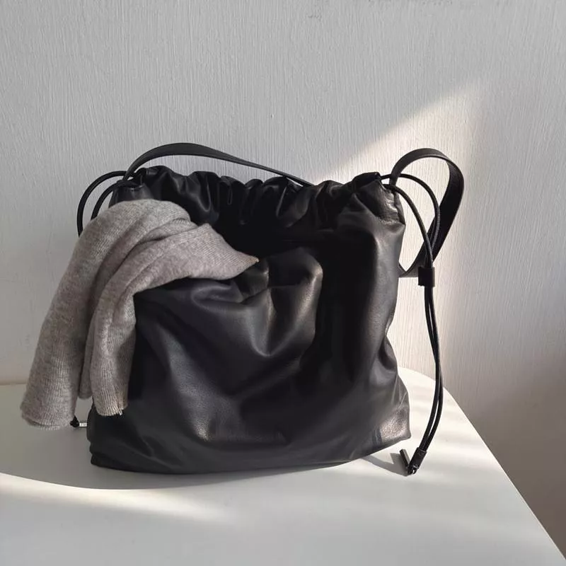 DANDT 出kou品質嘎嘎*香~新款小衆設計hobo雲朵包抽繩真皮單肩水桶包(23 JULY THU) 歐美包款