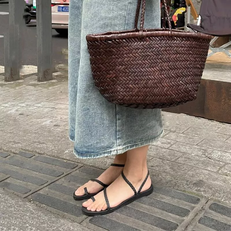 DANDT 2022夏新款編織露趾一字細帶涼拖鞋女復古百搭真皮夾腳趾平底涼鞋(23 JUL TA NIN)歐美女鞋