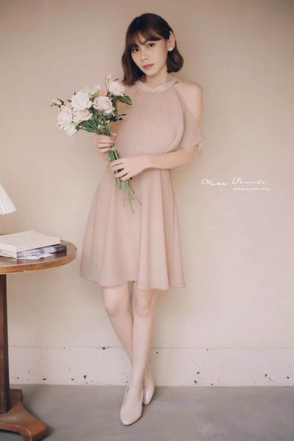 自訂款｜Elegant Nude。法式露肩後綁帶雪紡短洋裝（優雅裸）