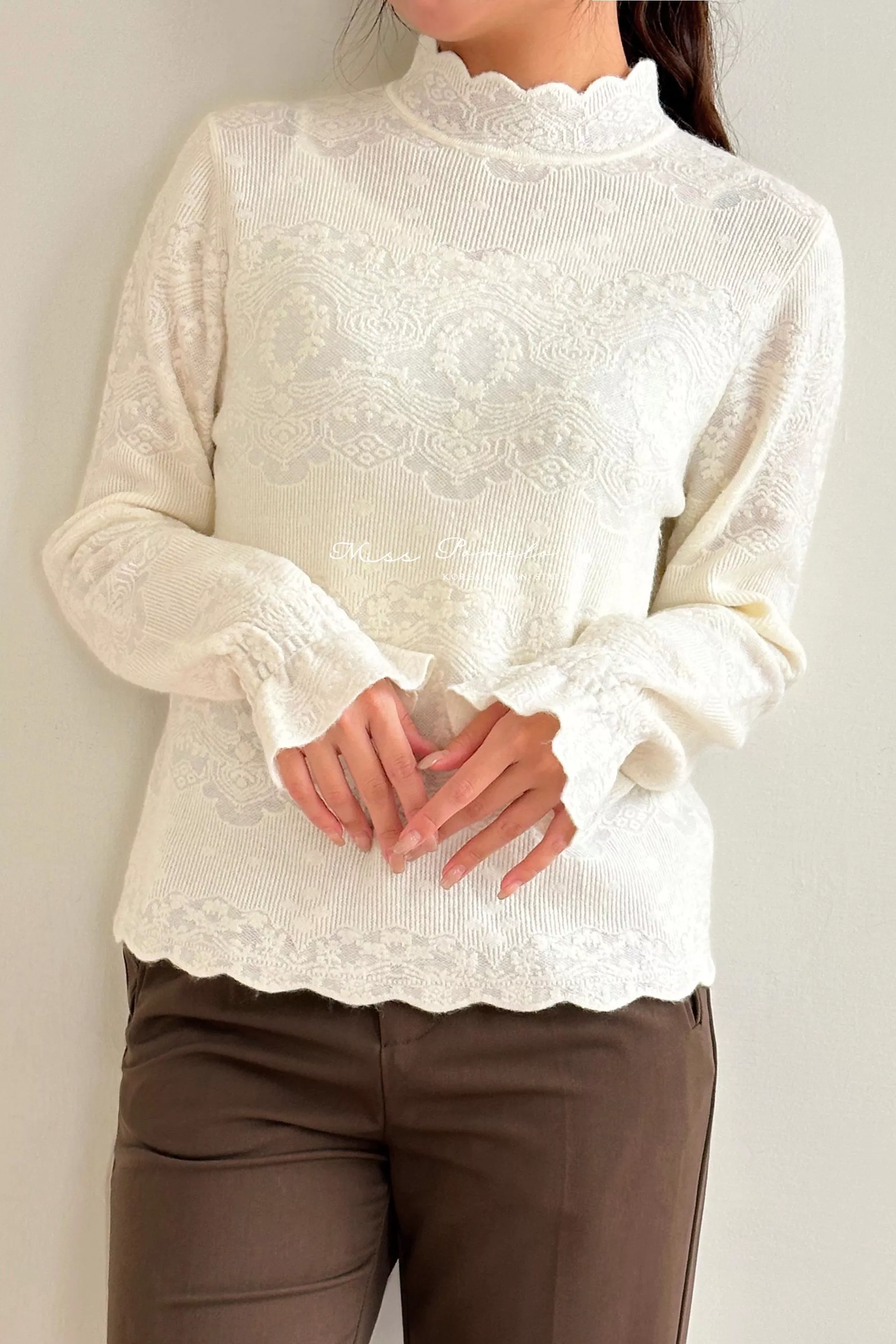 11月新品｜蕾絲提花。法式半高領巴洛克紋喇叭袖上衣
