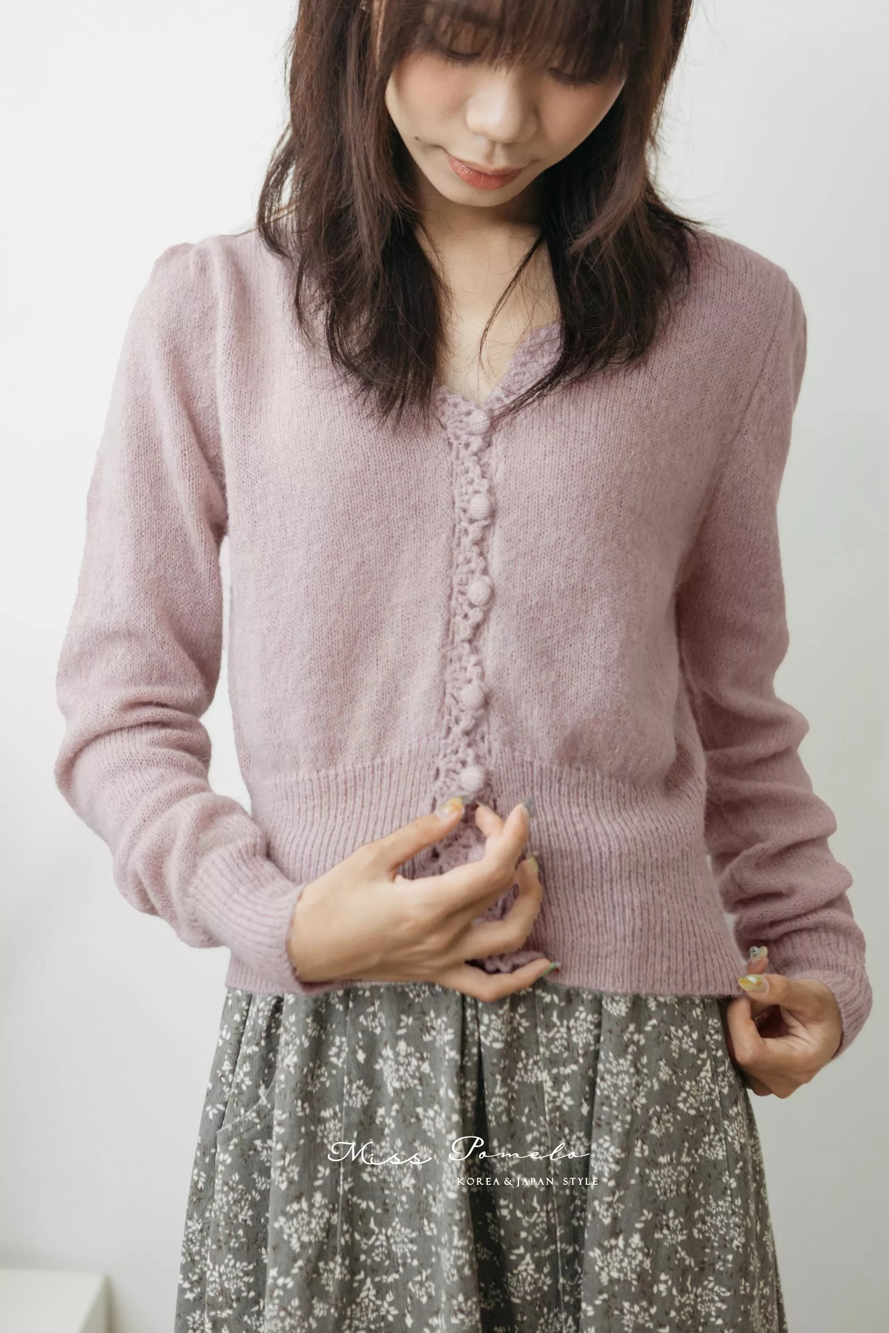 針織上衣｜Lace Bloom。法式氣質V領鏤空花邊短版針織毛衣