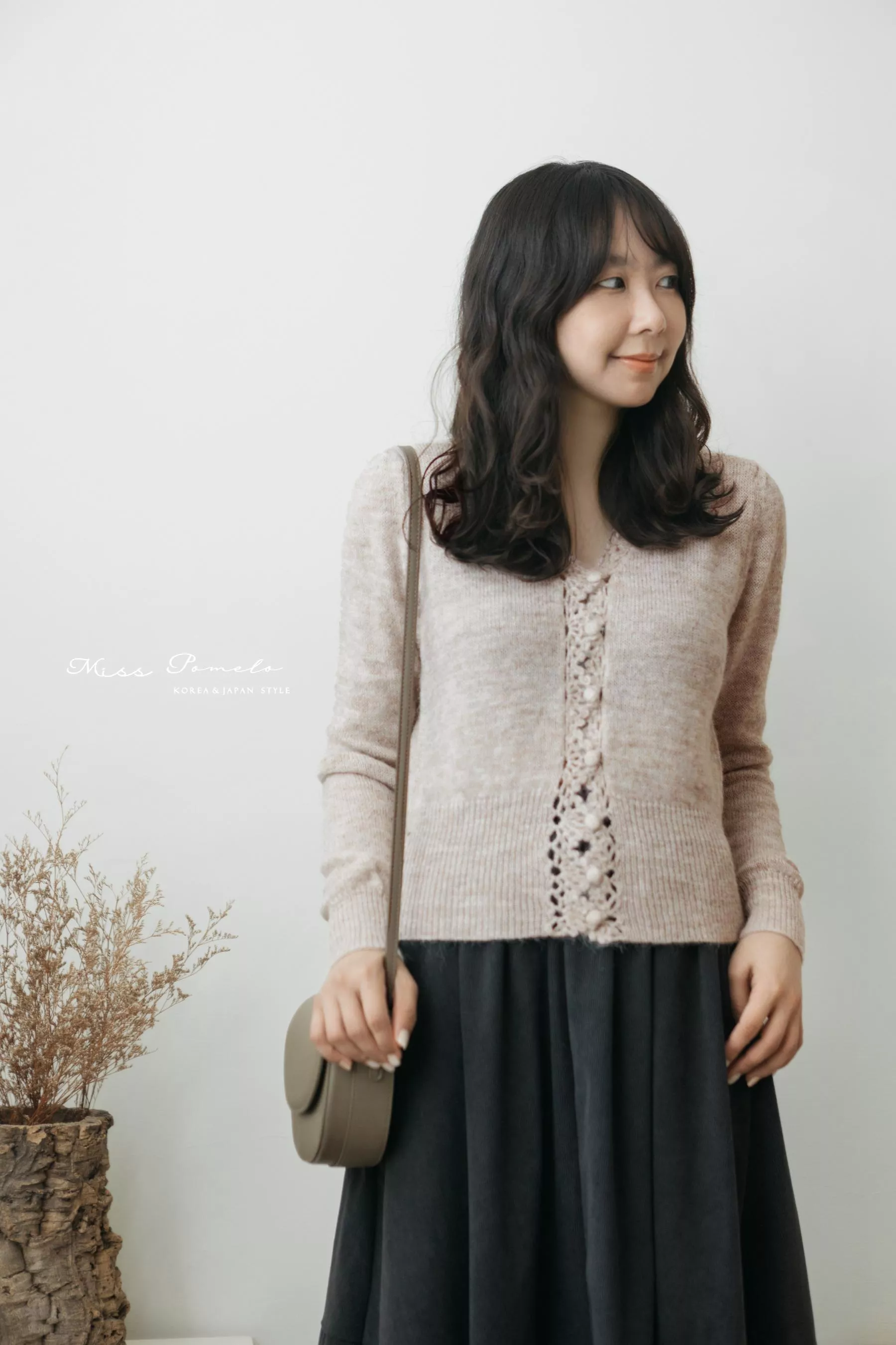 針織上衣｜Lace Bloom。法式氣質V領鏤空花邊短版針織毛衣