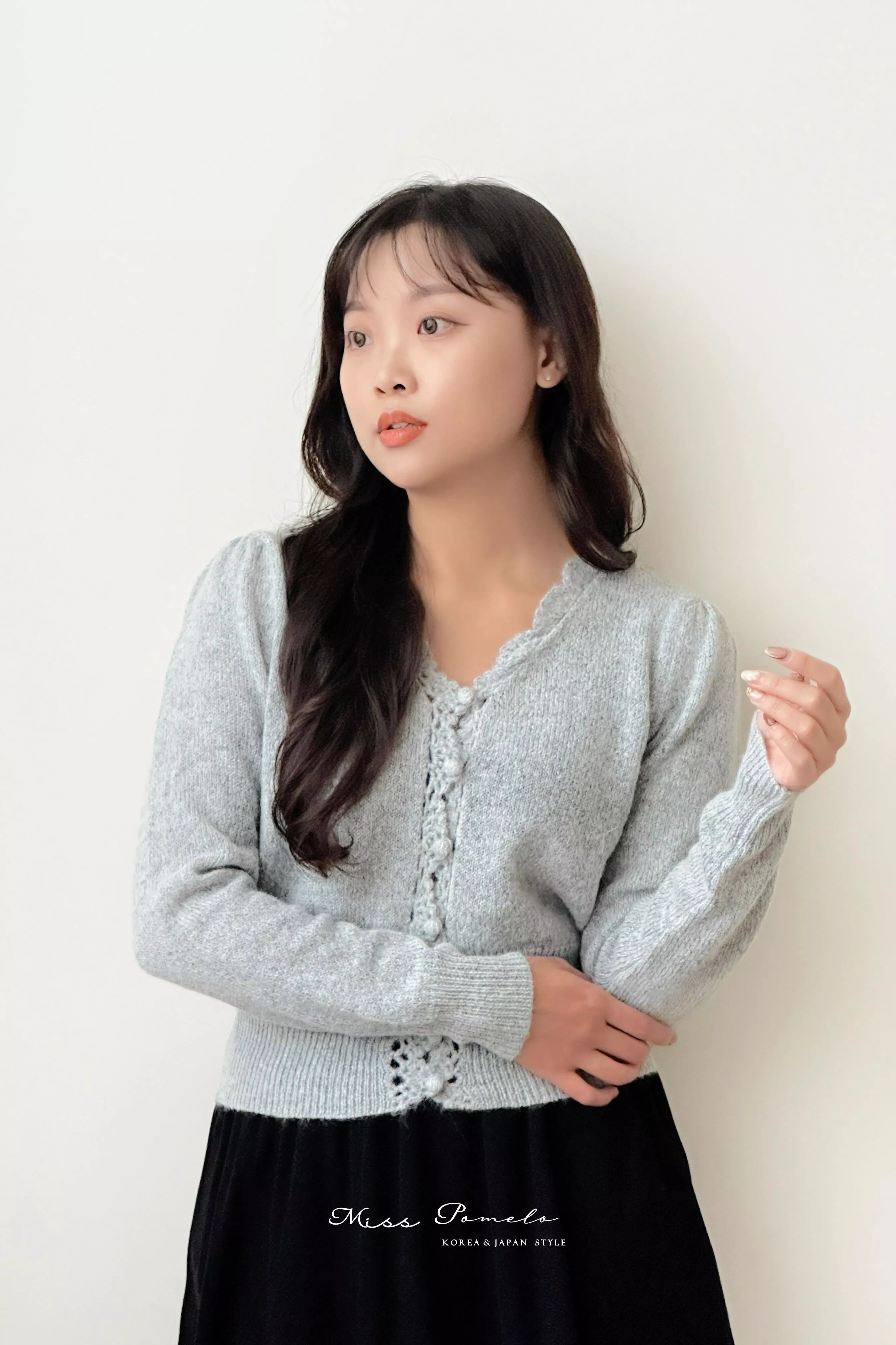 針織上衣｜Lace Bloom。法式氣質V領鏤空花邊短版針織毛衣