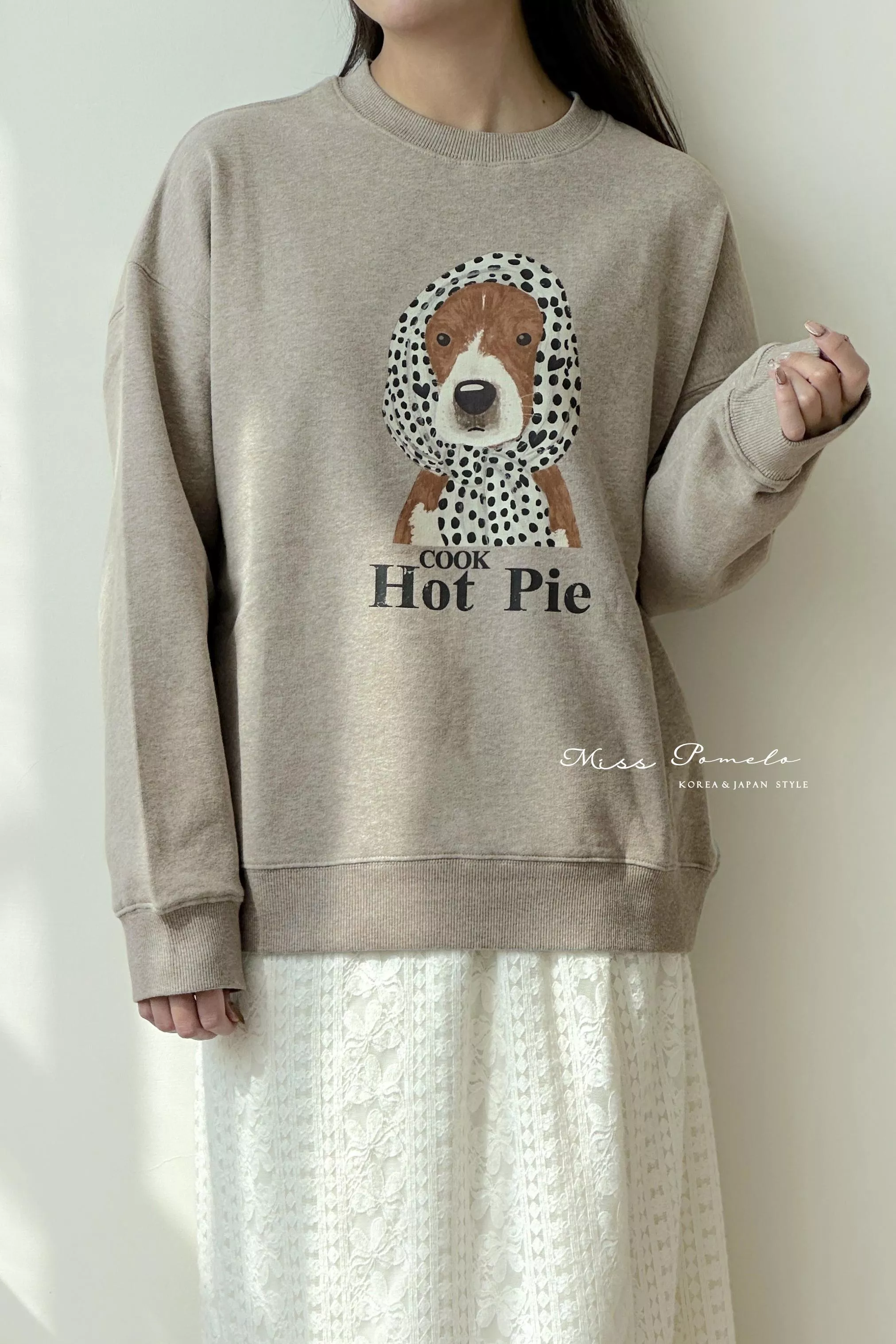 軟萌頭巾狗勾大學Tee｜Hot Pie。日系休閒刷絨印花寬鬆長袖T恤