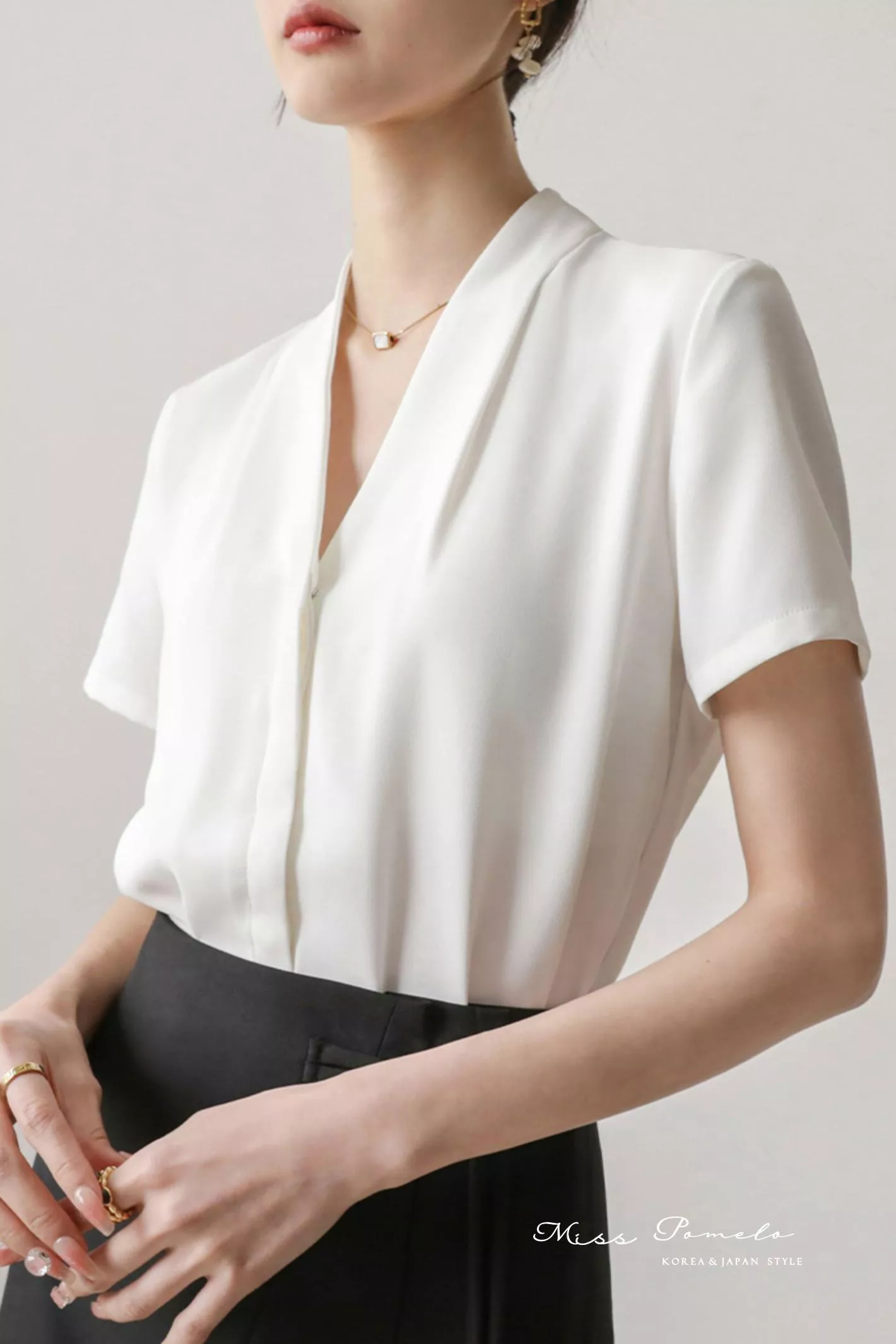短袖襯衫｜輕熟簡約。法式暗門襟V領職業通勤OL雪紡上衣。短袖上衣（純淨白）