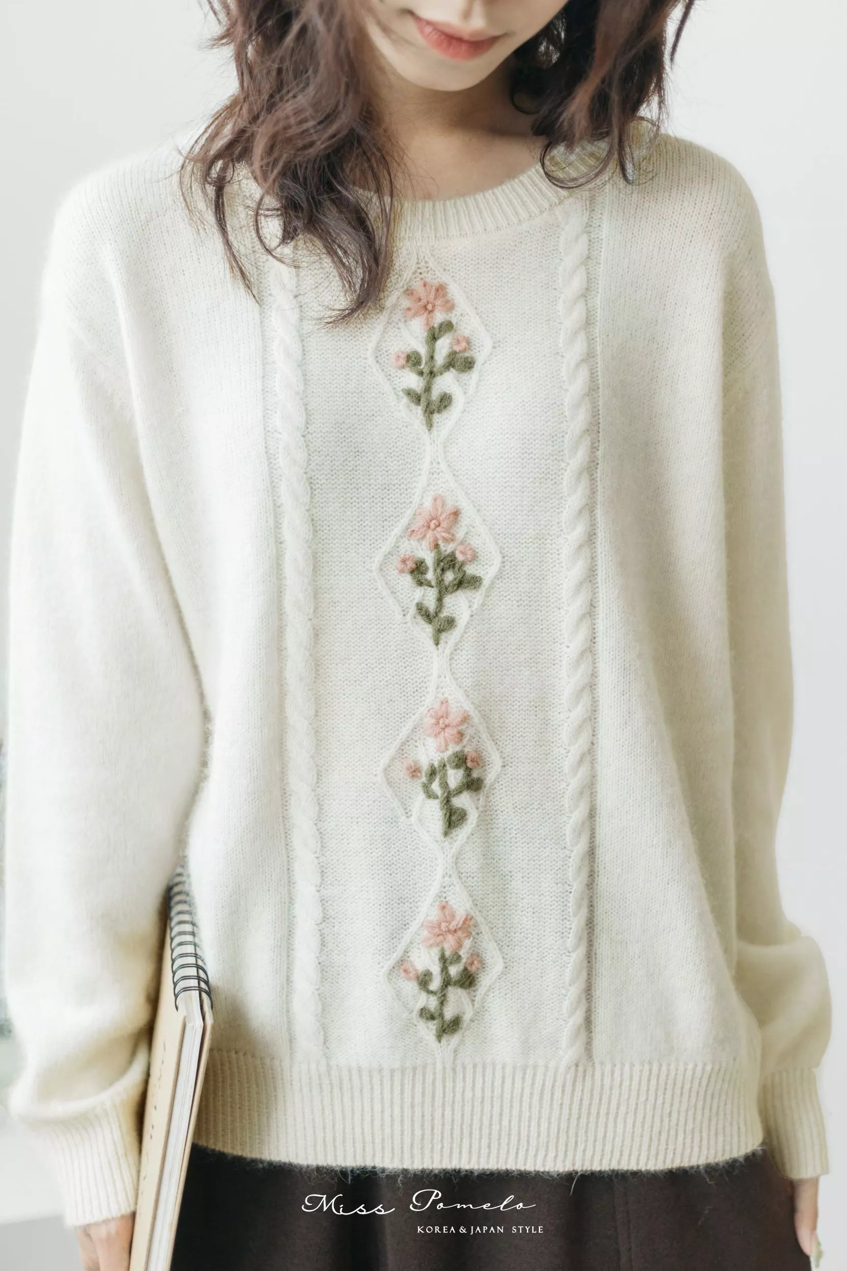針織毛衣｜小花綻光。日系溫柔綿羊毛花朵刺繡圓領毛衣（淡雲米白）