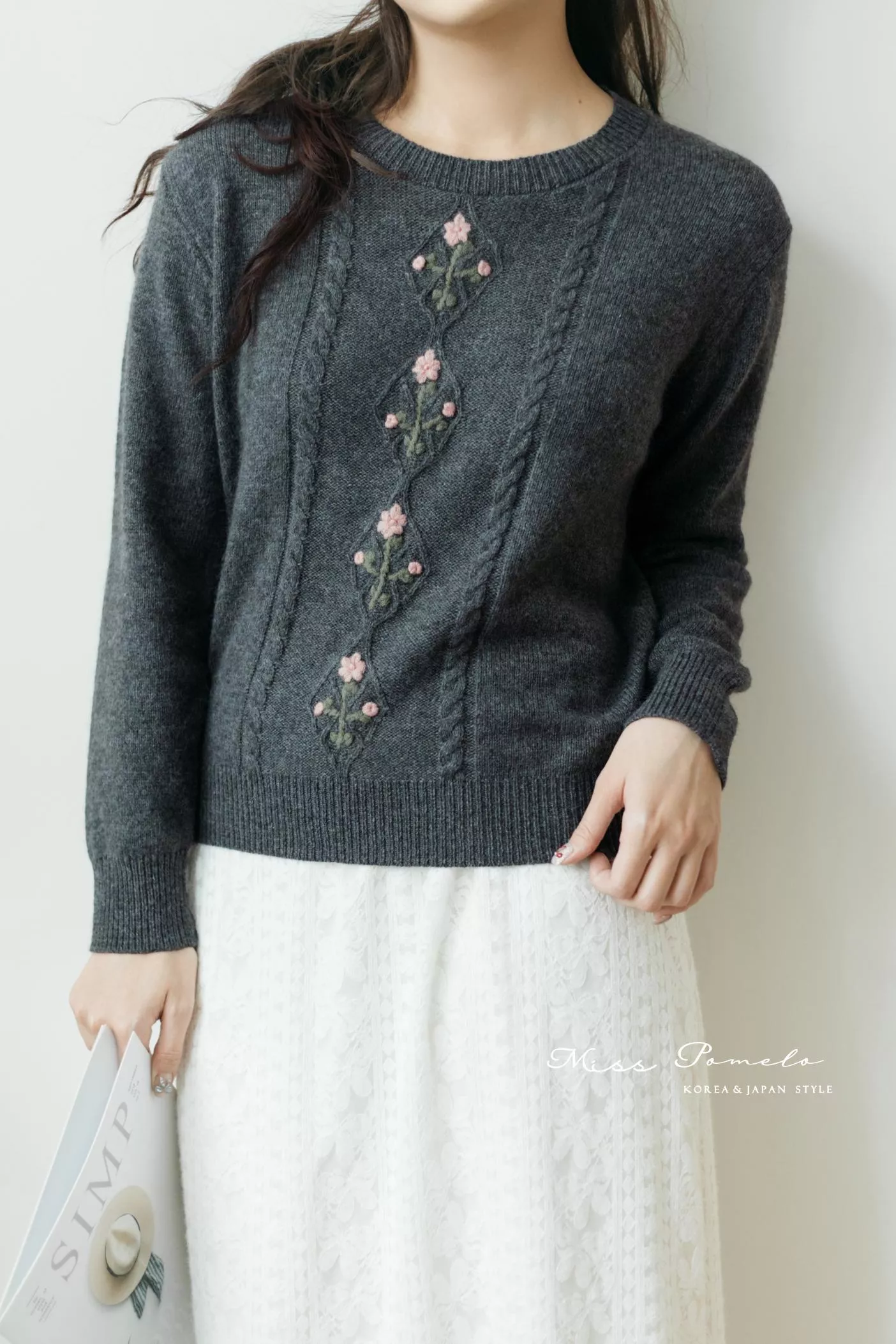 針織毛衣｜小花綻光。日系溫柔綿羊毛花朵刺繡圓領毛衣（霧木深灰）