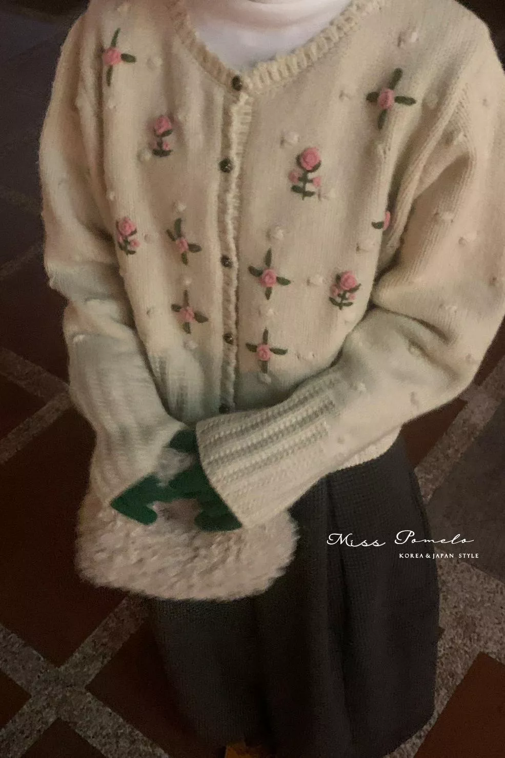 Roses刺繡毛衣外套｜愛丁堡故事．法式復古手工玫瑰繡花短版針織外套（杏仁暖米）