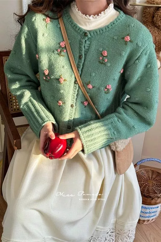 Roses刺繡毛衣外套｜愛丁堡故事．法式復古手工玫瑰繡花短版針織外套（霧湖青綠）