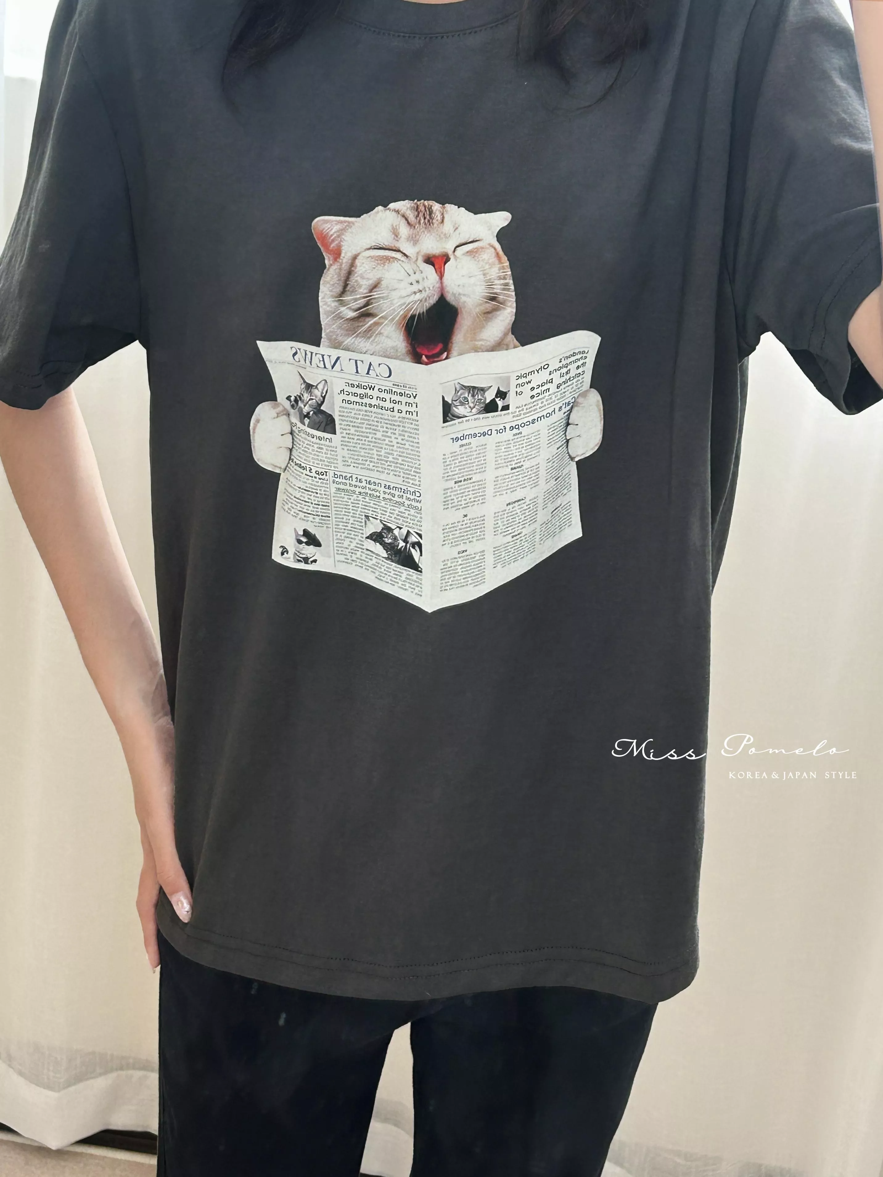 🐱貓咪短袖T恤｜Lazy Cat．看報紙看到打哈欠的喵；療癒印花棉Tee（墨影灰）