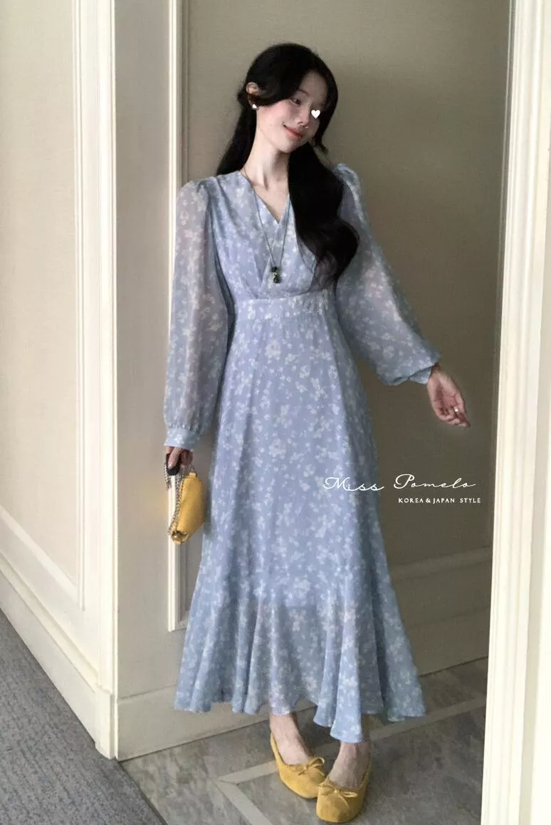 溫柔系碎花洋裝｜靜謐霧藍。法式優雅V領後綁帶長袖雪紡長洋裝。魚尾裙