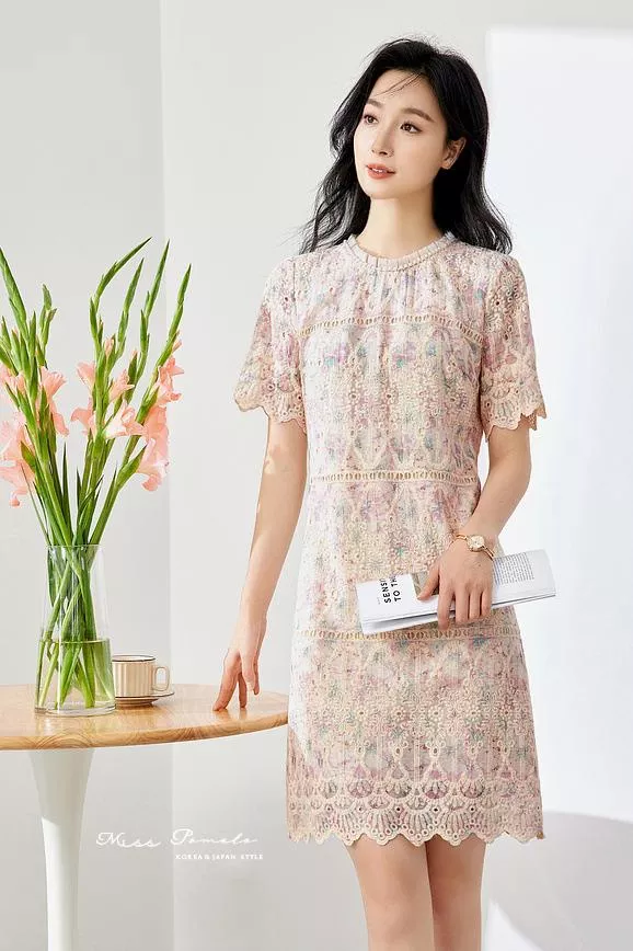 刺繡花卉洋裝｜花宴序曲。法式輕奢巴洛克鏤空繡花珍珠領短袖洋裝。婚禮洋裝