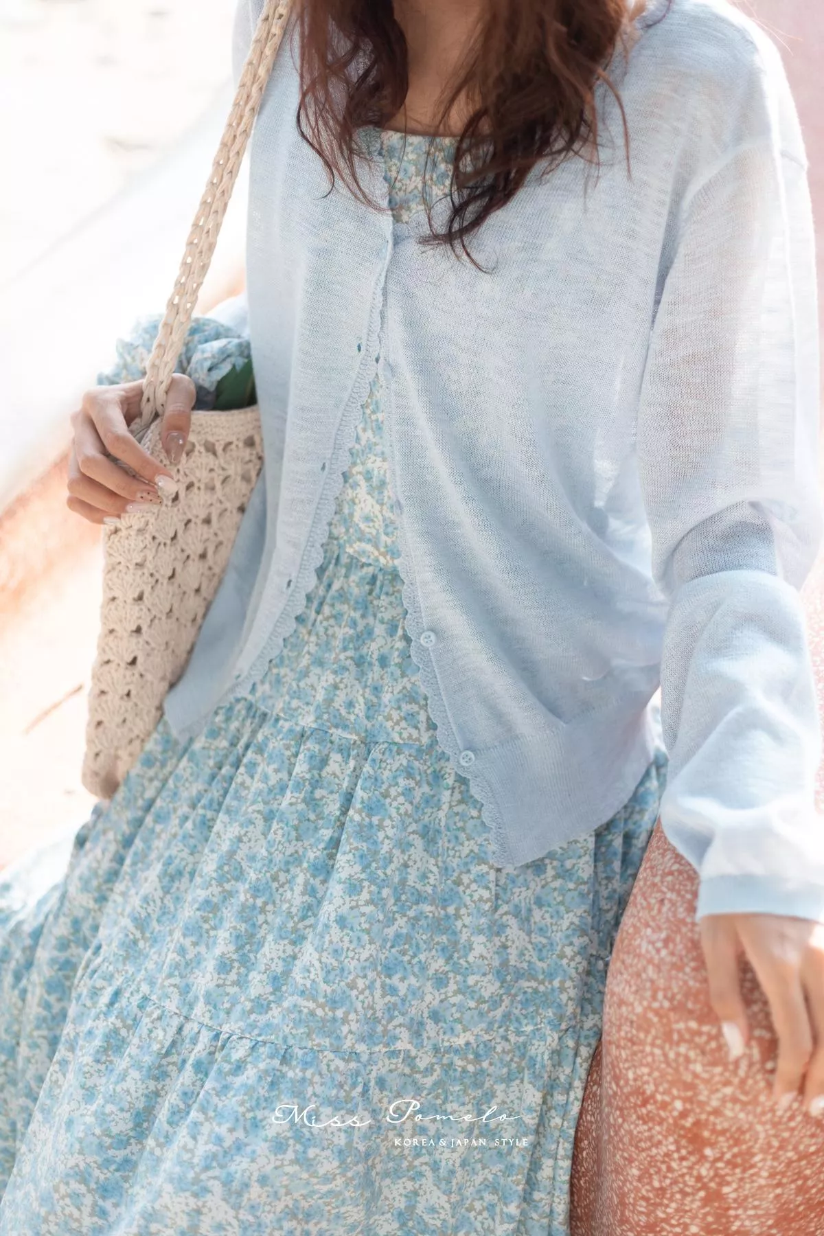 輕薄防曬外套｜夏日溫柔．日系甜美V領鈎花竹節紗針織外套。薄外套。透膚外套 ( 晴空霧藍 )