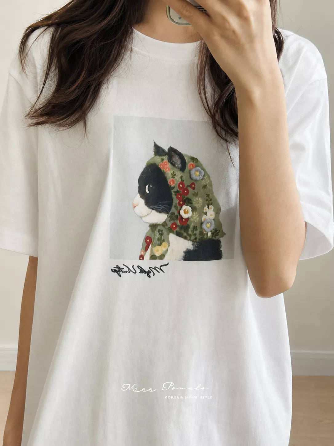 貓咪短袖T恤｜帶著花花頭巾的賓士喵．法式日常手工刺繡印花短袖上衣。貓奴必收 (純淨白)