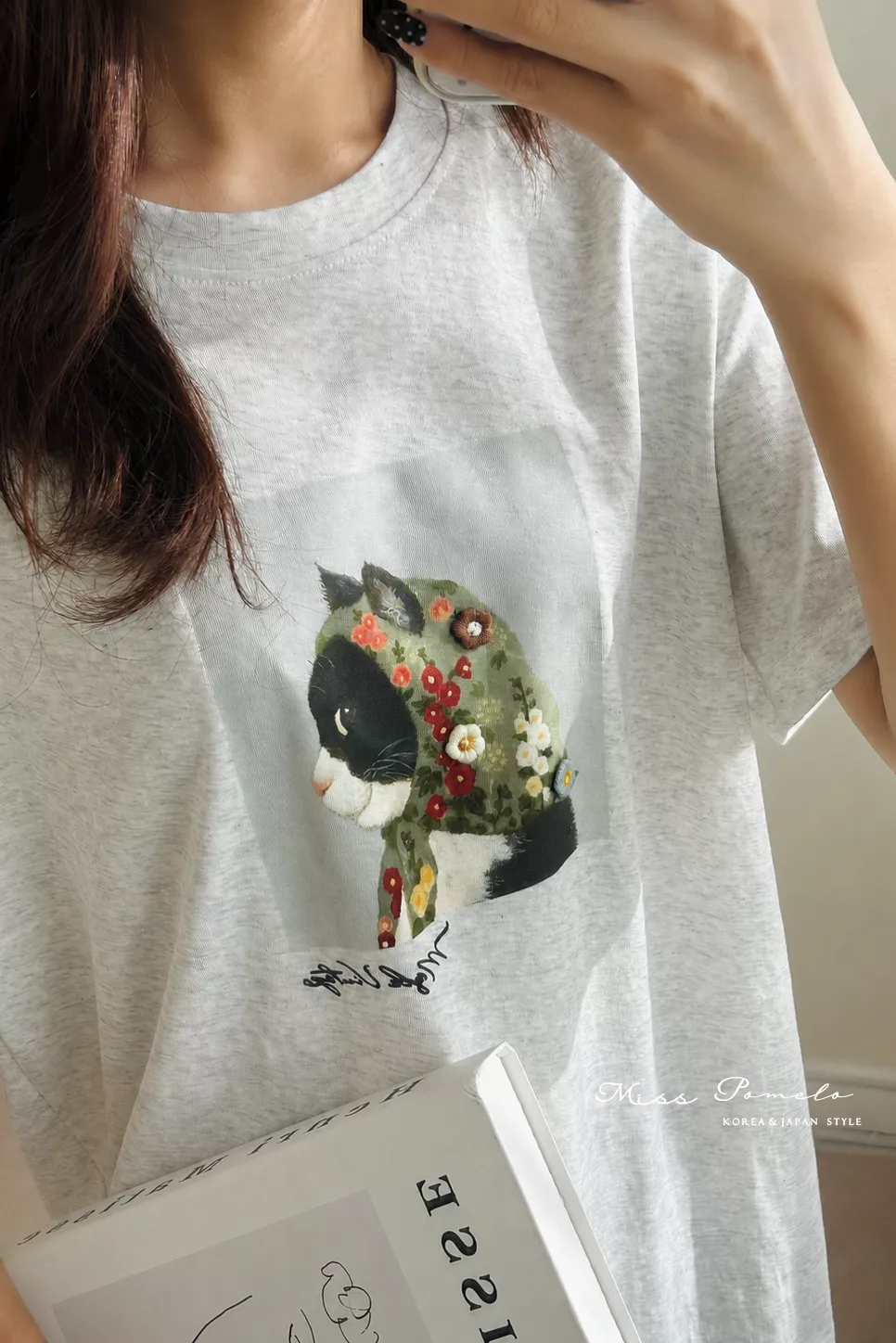 貓咪短袖T恤｜帶著花花頭巾的賓士喵．法式日常手工刺繡印花短袖上衣。貓奴必收 (淺花灰)