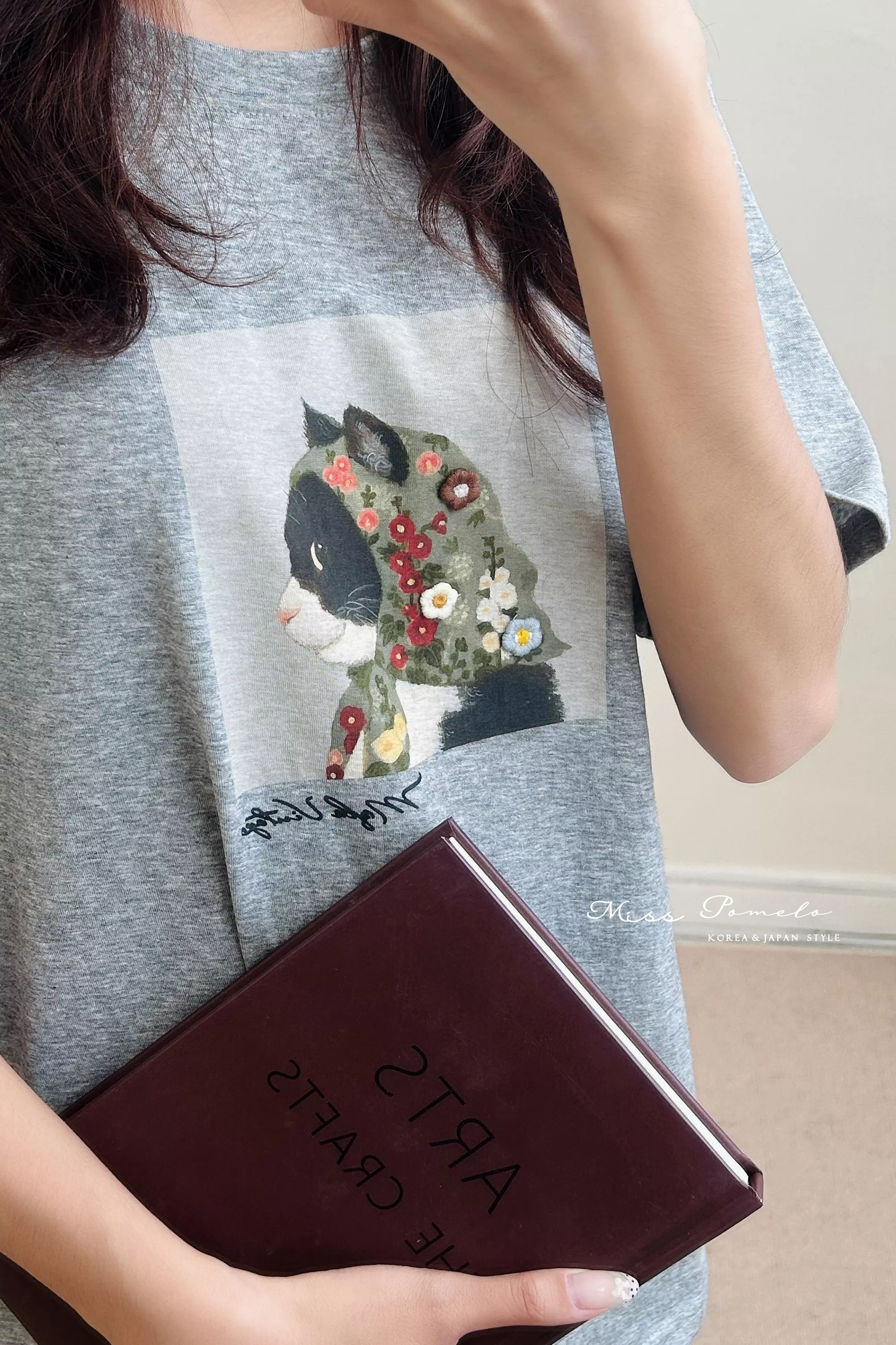 貓咪短袖T恤｜帶著花花頭巾的賓士喵．法式日常手工刺繡印花短袖上衣。貓奴必收 (麻灰色)