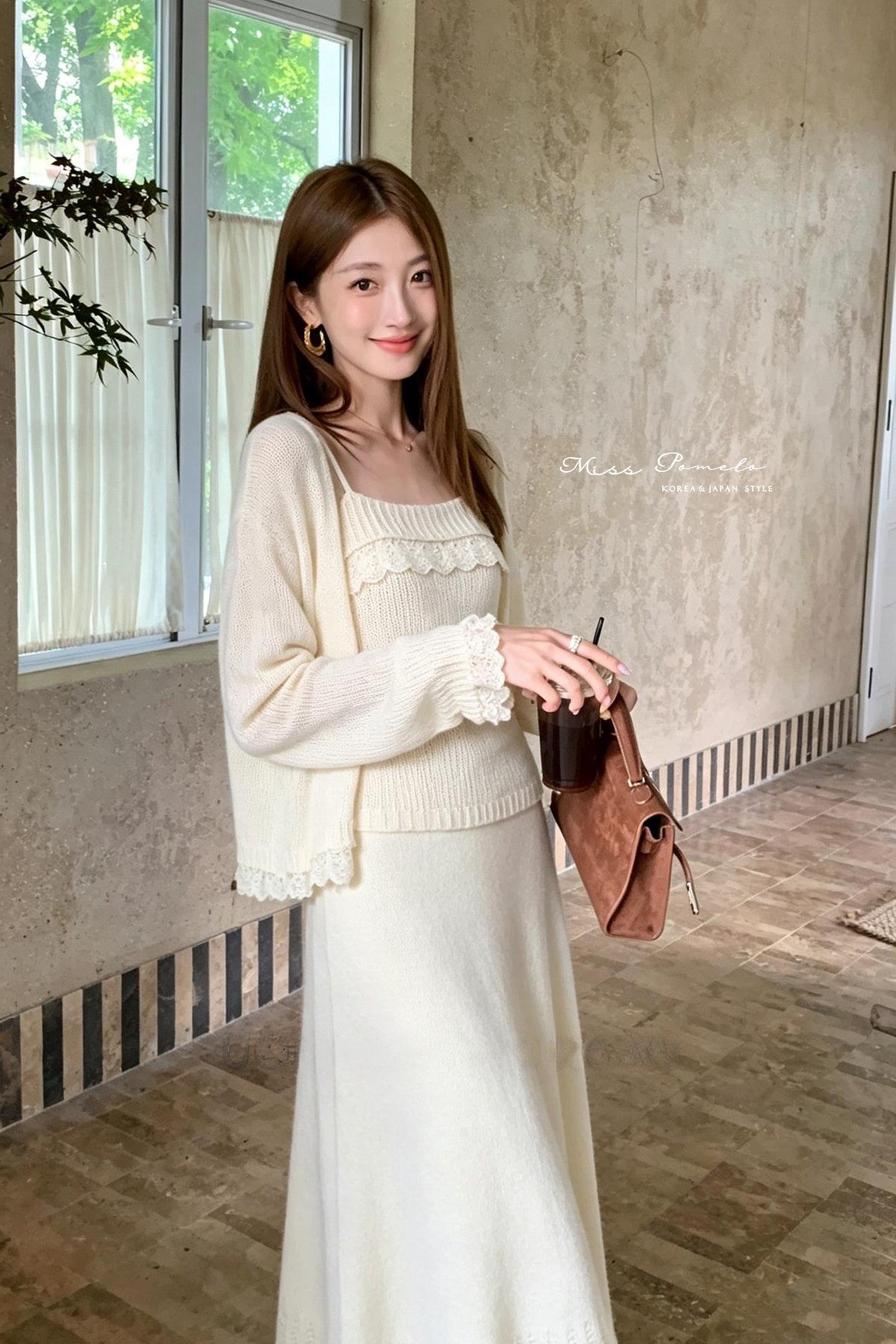 三件式套裝｜秋日柔織。法式復古針織花邊細肩帶背心+慵懶花邊罩衫外套+鏤空長裙 （香草米白）