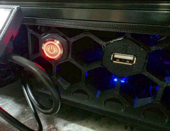 OGS 3D列印機前方電源按鈕與 USB 隨身碟插孔