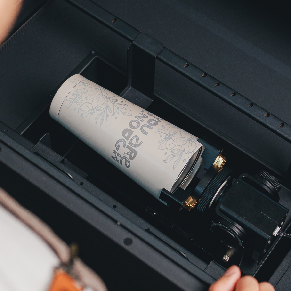 Beambox II 夾爪型旋轉軸雕刻保溫杯
