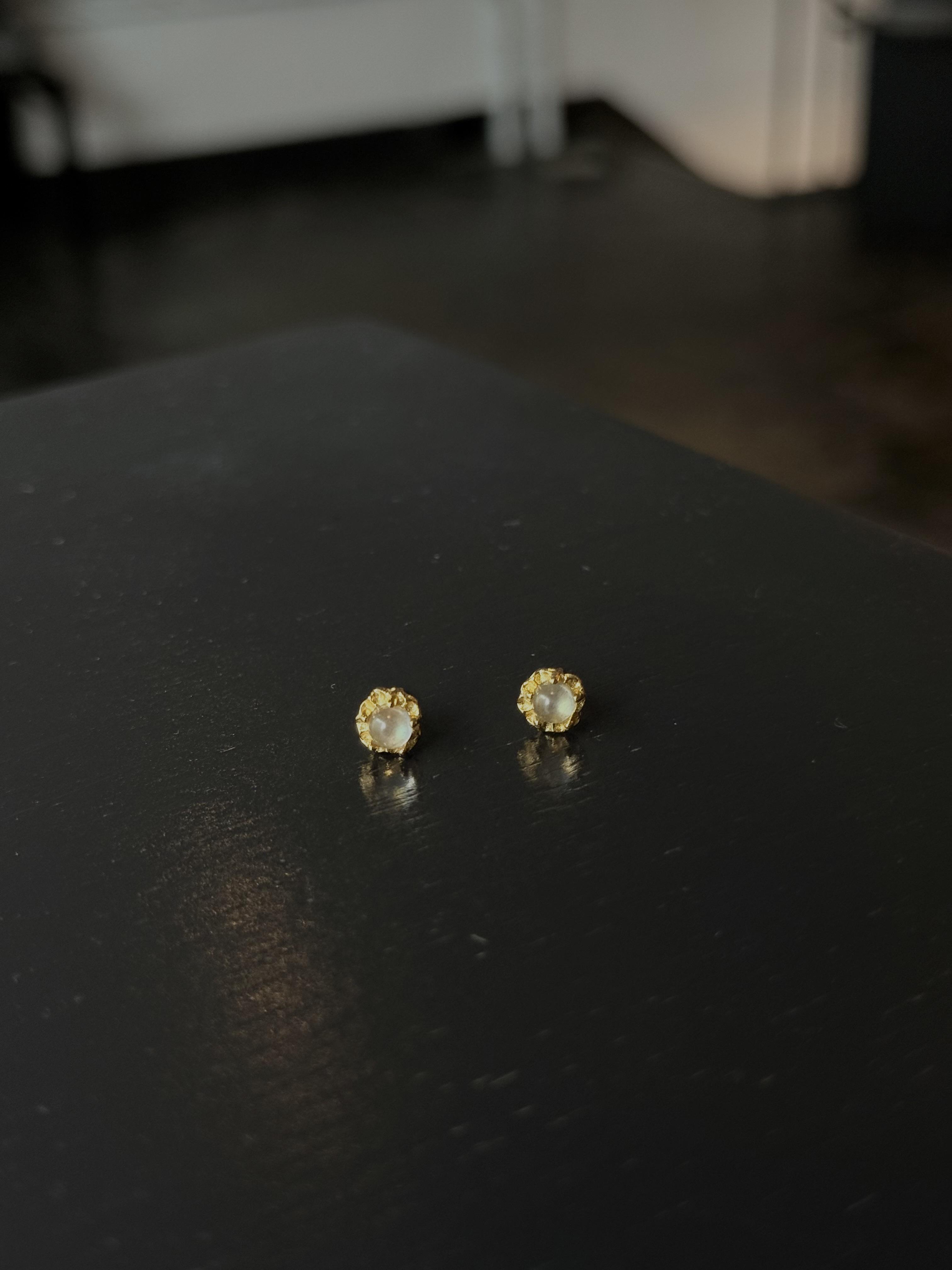 法式凝月・金屬浮雕蕾絲邊透光月光石純銀耳釘