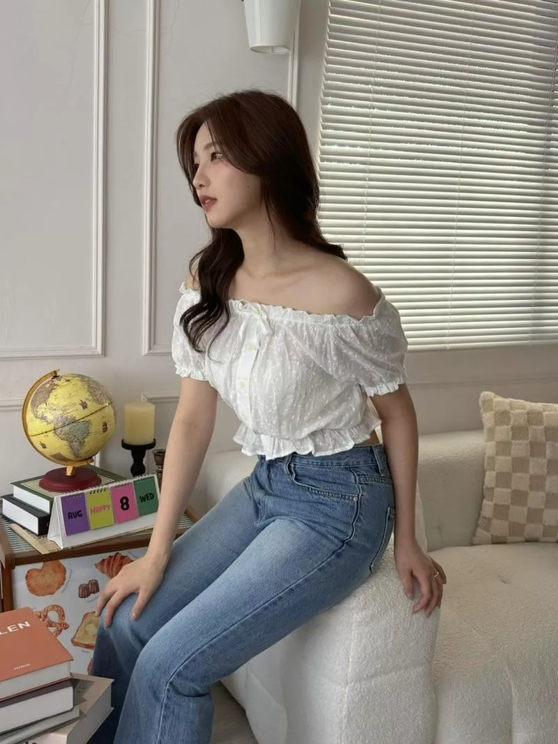 CLMA♡｜🇰🇷Korea 浮雕小花鬆緊泡袖上衣