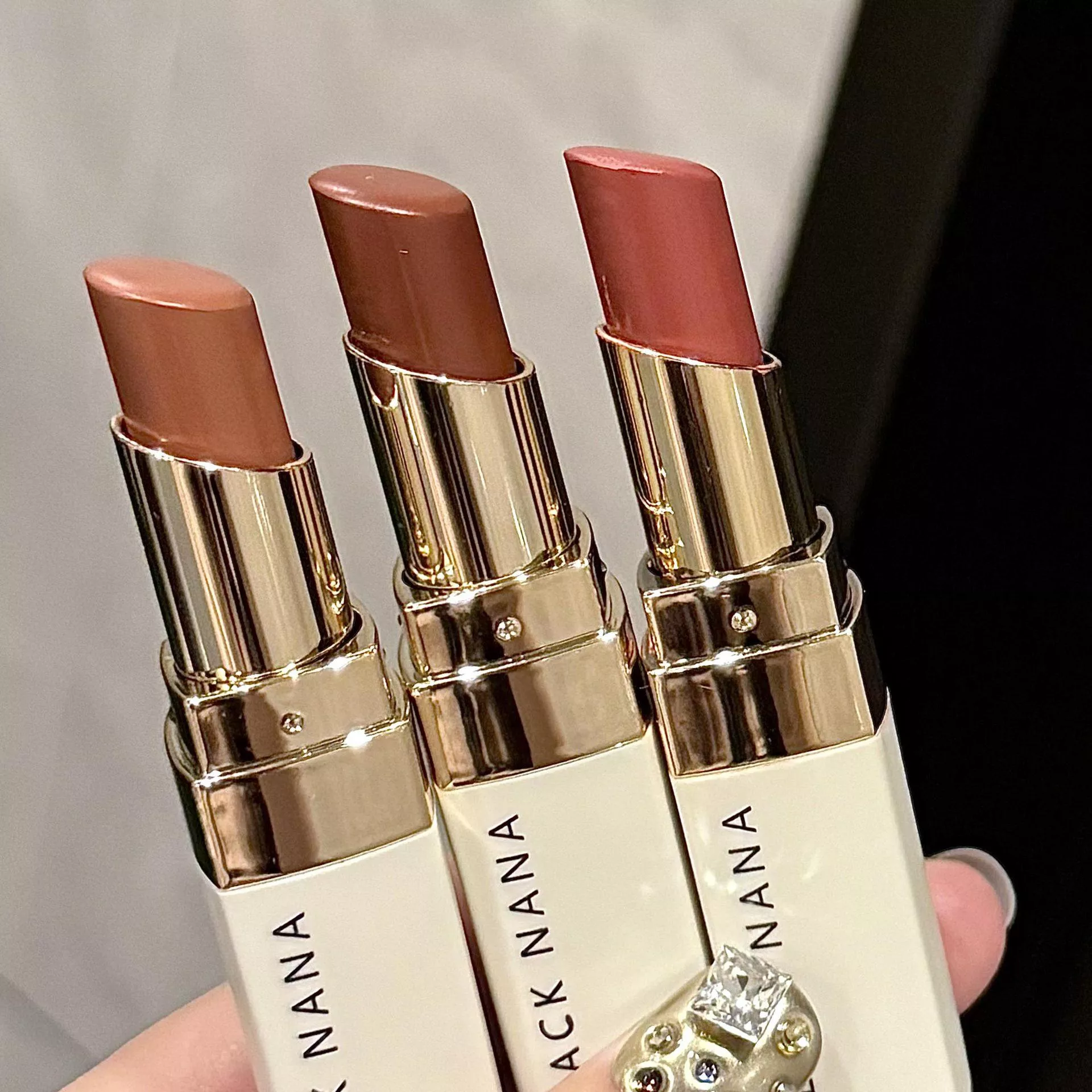 💋BLACK NANA 裸棕調水光唇膏💄