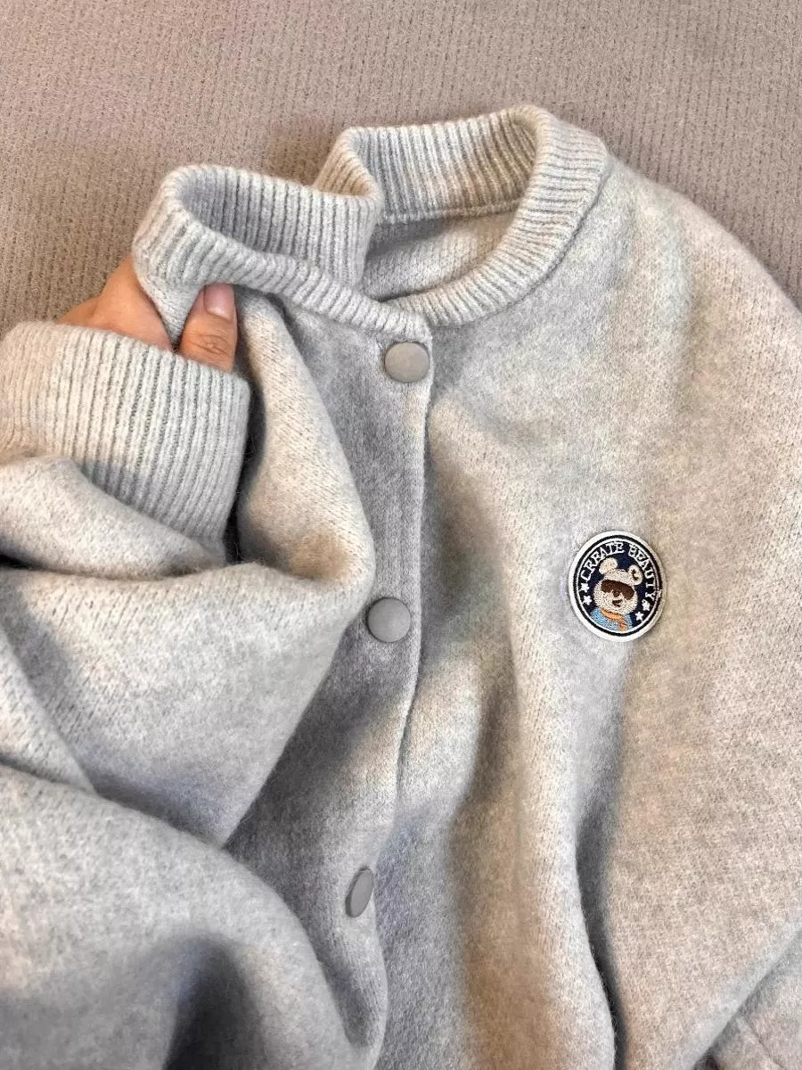 🎯 萌感爆棚！軟糯小熊刺繡針織外套