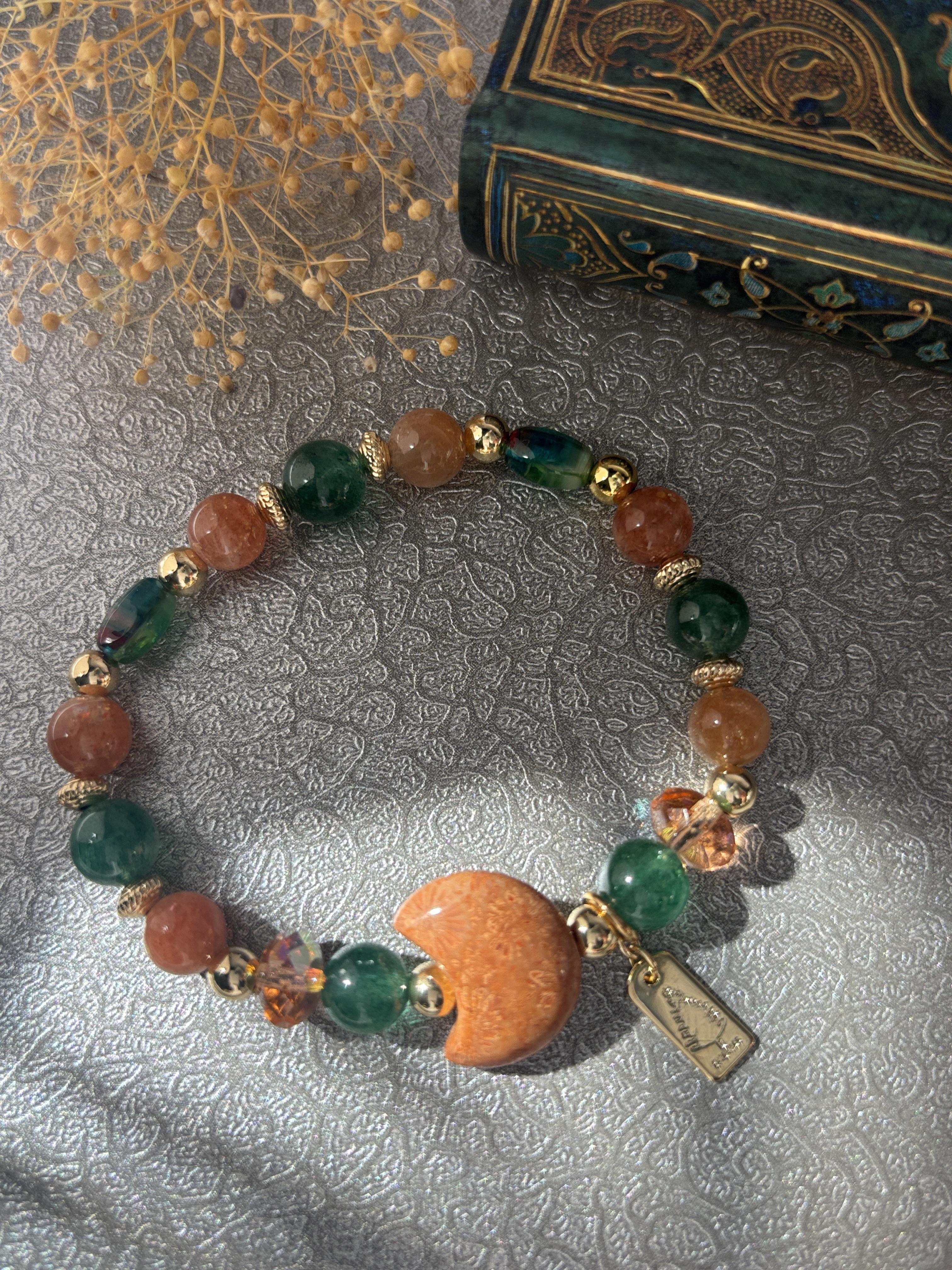 【靜謐松林】橘色月牙-珊瑚玉、綠草莓晶、琉璃、金太陽(jade cora, green strawberry quartz,glaze,arusha sunstone)