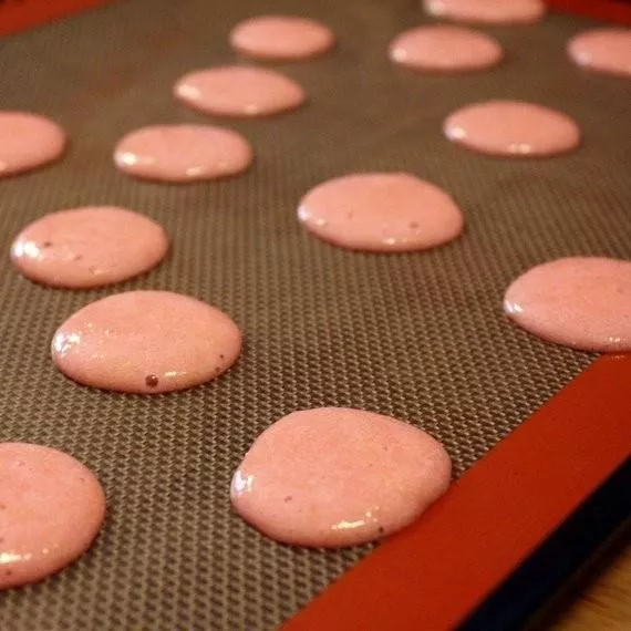 Amy烘培網 ：藍點中馬卡龍烘培整形不沾揉麵墊 耐高溫烘焙墊 糖藝矽膠墊　烤盤墊