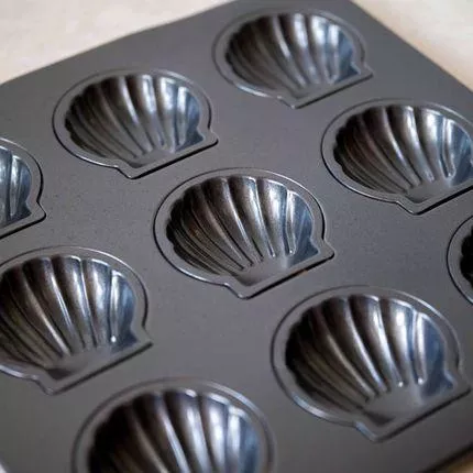 Amy烘焙網:BREADLEAF日式碳鋼9連瑪德連蛋糕模具胖貝殼不沾烤盤/馬德蓮妮烤盤/瑪德蓮